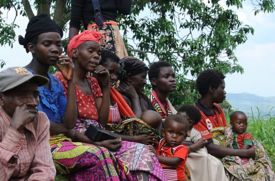 Femmes et enfants du peuple autochtone batwa dans un village près de Bukavu