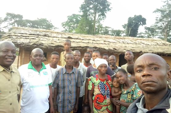 Membres de l’organisation RIAO-RDC avec des habitants de la communauté Bongemba / Yahuma