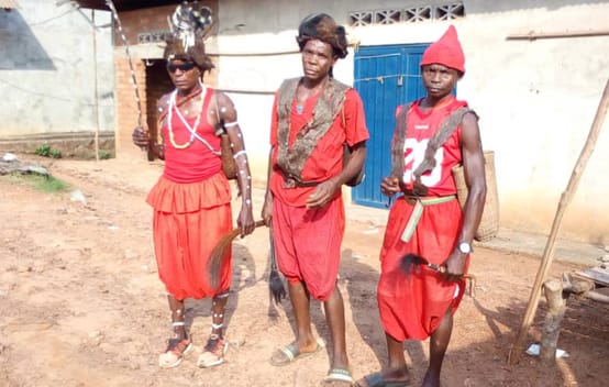 Chefs traditionels à Lokutu