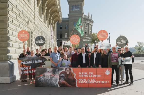 Environ 20 personnes avec des bannières à Berne.