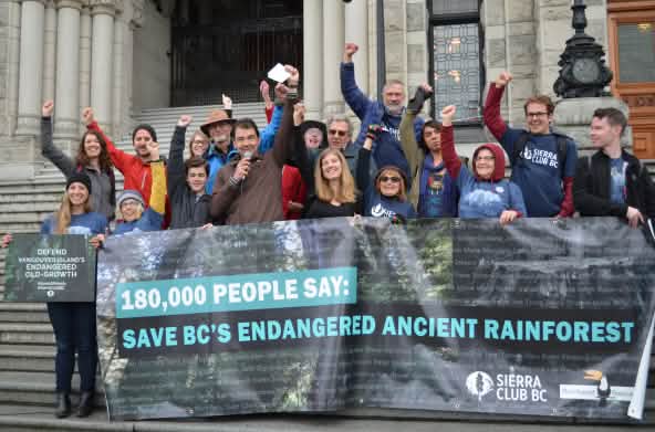 Les activistes ont remis une pétition de 180.000 signatures contre le déboisement sur l’île de Vancouver