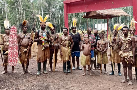 Portrait d’un groupe d’autochtones du peuple Awyu de Papouasie en habits traditionnels