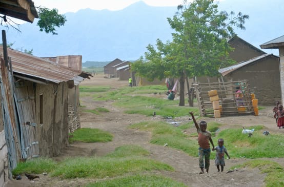 Enfants dans le village de pêcheurs de Vishumbi (parc national des Virunga, République démocratique du Congo)