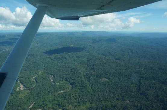 Vue aérienne d’un petit avion survolant la forêt du peuple indigène Sápara en Amazonie équatorienne