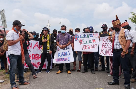 Manifestation pour la libération du maire de Kinipan, Willem Hengki, devant le tribunal de Palangkaraya