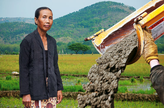 Photomontage : la paysanne Paini du peuple autochtone Samin à gauche, du ciment coulant d’une bétonnière à droite, et en arrière plan des rizières et la chaine montagneuse karstique des Kendeng