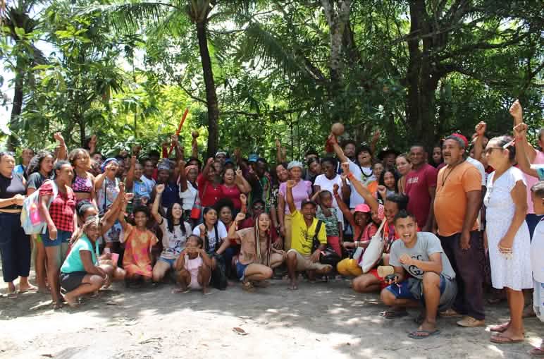 Photo de groupe représentant des enfants, des jeunes, des femmes