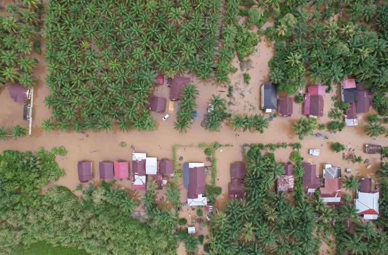 Photo prise par drone après le cyclone Senyar à Nagan Raya, Aceh.