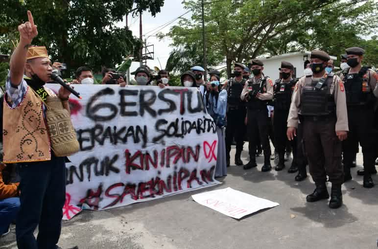 Les habitants de Kinipan ne se laissent pas intimider Manifestation d’habitants du village de Kinipan devant le tribunal de Palangkaraya en 2022 à Bornéo