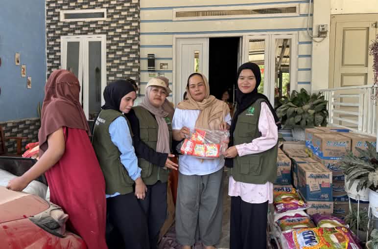 Des femmes distribuent des produits de première nécessité