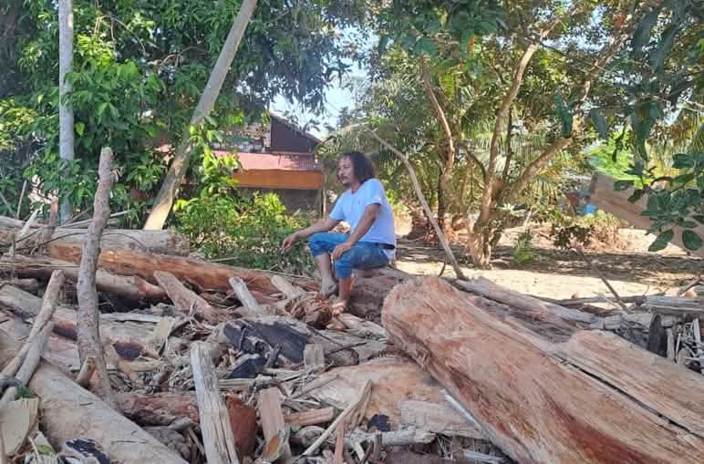Yusmadi dans les ruines du bureau de l’AWF