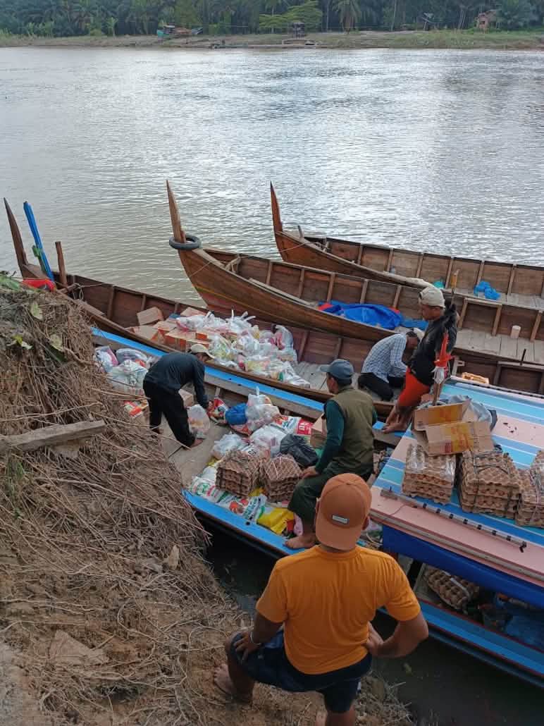 Bateaux transportant des fournitures humanitaires