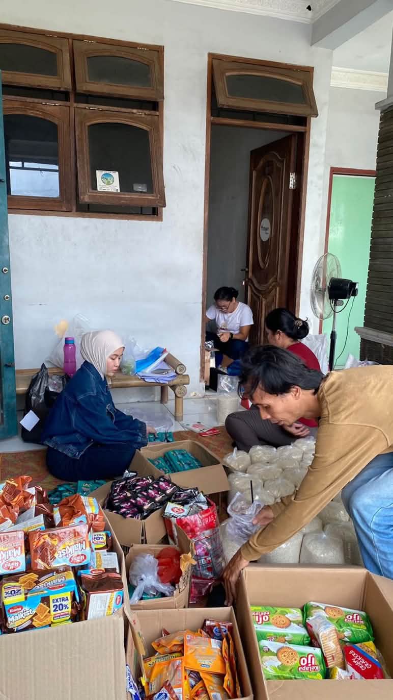 Des cartons contenant des fournitures humanitaires au bureau