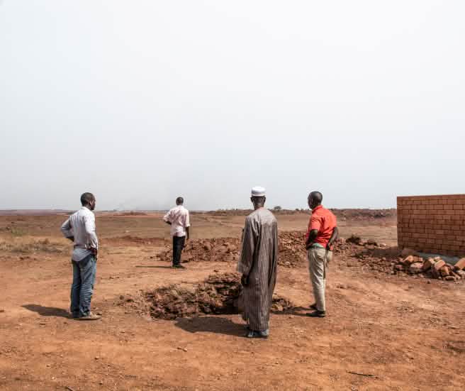 Habitants du village de Hamdallaye sur le site de la mine de bauxite de Sangaredi