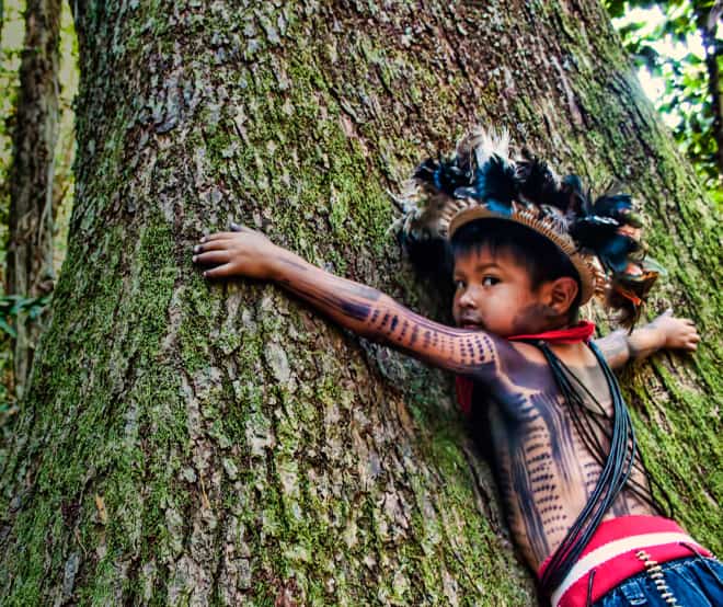 Un enfant du peuple Suruí au Brésil