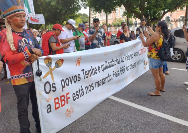 Un groupe d’autochtones proteste dans une rue de la ville de Belém. Ils portent une bannière portant l’inscription : « Les peuples Tembé et Quilombola de la vallée de l’Acará crient. BBF nous tue. BBF hors de notre territoire »