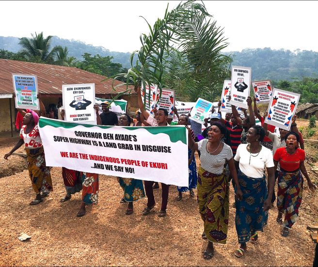 Les Ekuri luttent pour sauver leur forêt dans l’état de Cross River (© Robert/ Tunde Morakinyo) Le peuple Ekuri manifeste contre un projet d'autoroute dans l'état de Cross River au Nigéria
