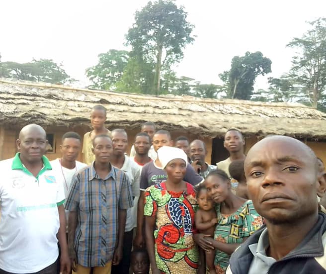 Membres de l’organisation RIAO-RDC avec des habitants de la communauté Bongemba / Yahuma
