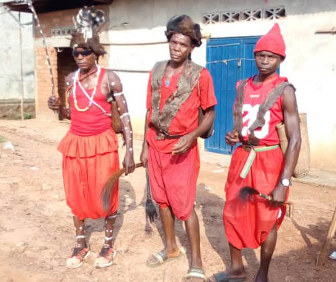 Les chefs traditionnels et les habitants de Lokuto luttent contre les plantations de palmiers à huile (© RIAO-RDC) Chefs traditionels à Lokutu