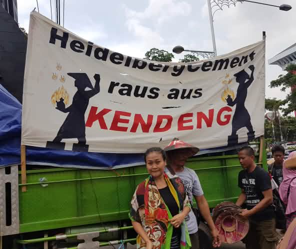 Manifestation contre l’entreprise HeidelbergCement le 8 décembre 2017 à Semarang