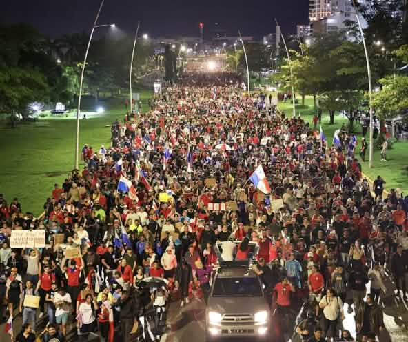 Un cortège de milliers de personnes traverse une rue de la capitale Panama