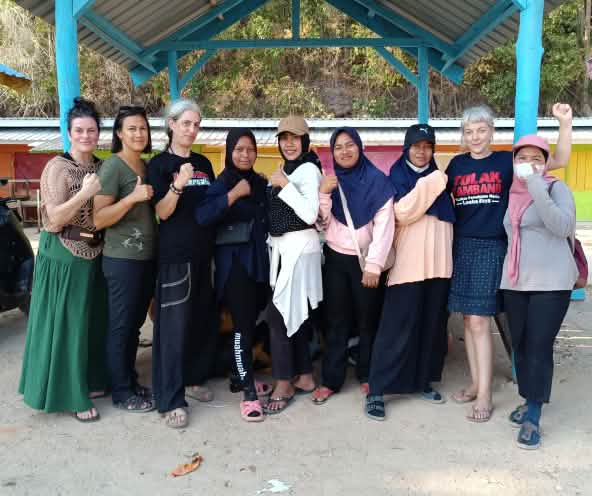 Groupe de femmes posant le point levé