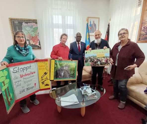 Remise de 225 129 signatures à l’ambassade de la RDC à Berlin
