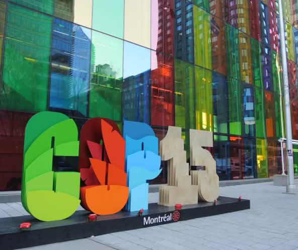 L’inscription « COP15 » devant le Centre des congrès de Montréal