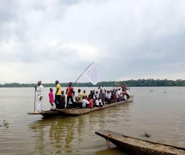 Les habitants manifestent sur des bateaux contre la pollution de la rivière Aruwimi