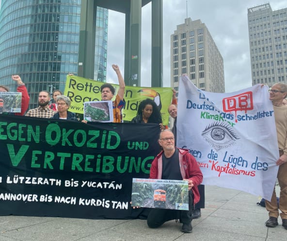 Un groupe manifeste au centre de Berlin devant l’immeuble de la Deutsche Bahn
