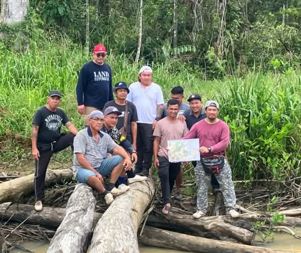 Des indigènes Sungai Seruas montrent une carte qu’ils ont réalisée avec SADIA