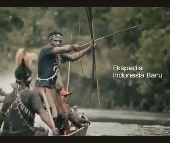 Des Papous dans un bateau avec un arc et des flèches