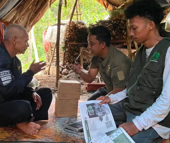 trois hommes assis dans une tente