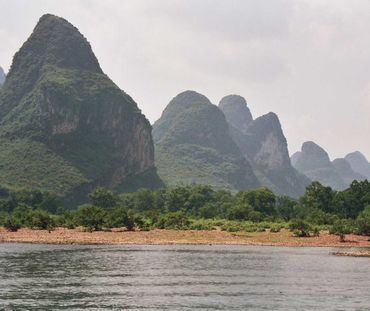 Massifs karstiques en bordure de rivière en Chine