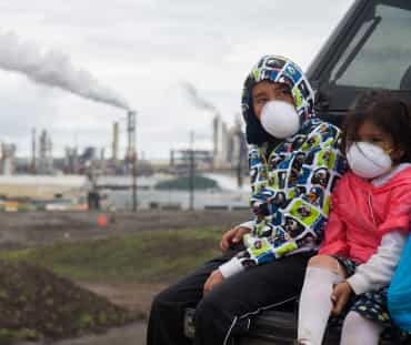 Enfants avec un masque de protection respiratoire lors de la marche contre les sables bitumineux "Healing Walk" en 2013