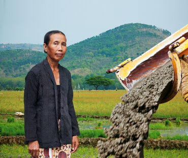 Photomontage : la paysanne Paini du peuple autochtone Samin à gauche, du ciment coulant d’une bétonnière à droite, et en arrière plan des rizières et la chaine montagneuse karstique des Kendeng