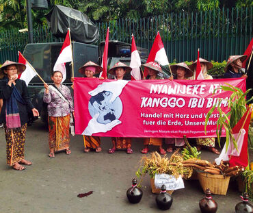 Manifestation contre le ciment devant l’Ambassade d’Allemagne à Java