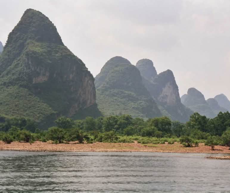 Des milieux karstiques d’intérêt écologique sont détruits pour l’extraction de roche calcaire Massifs karstiques en bordure de rivière en Chine