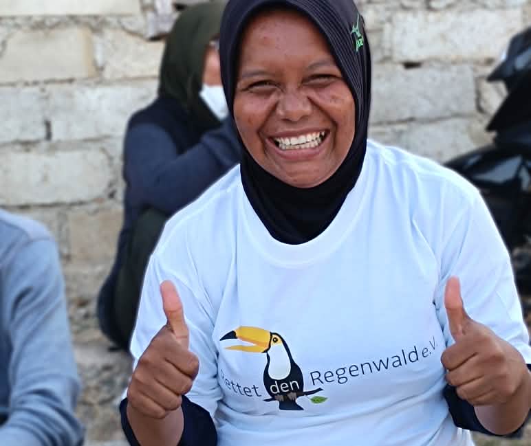 Haslilin "Mama Kilia" est déterminée à sauver la forêt tropicale ! Mama Kilia pose avec un T-shirt Rettet den Regenwald / Sauvons la forêt
