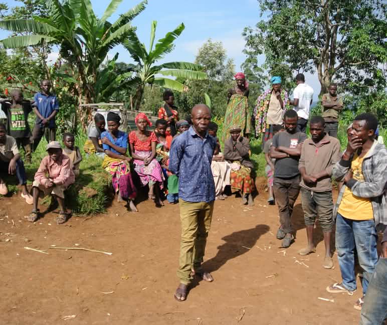 Certaines aires protégées ont fait perdre leurs territoires aux autochtones Rassemblement d’indigènes du peuple Batwa dans un village près du parc national de Kahuzi-Biega