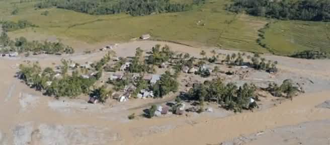 Vue aérienne d’un village inondé