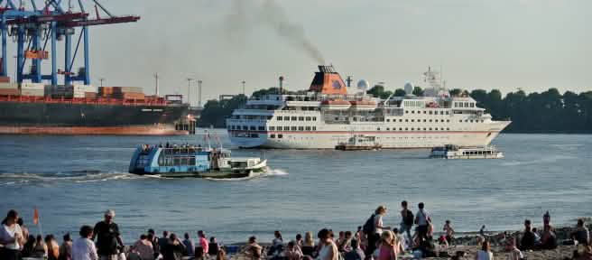 Bateau de croisière Hanseatic sur l’Elbe à Hambourg