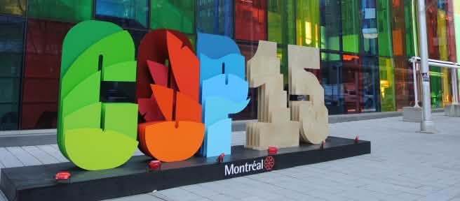 L’inscription « COP15 » devant le Centre des congrès de Montréal