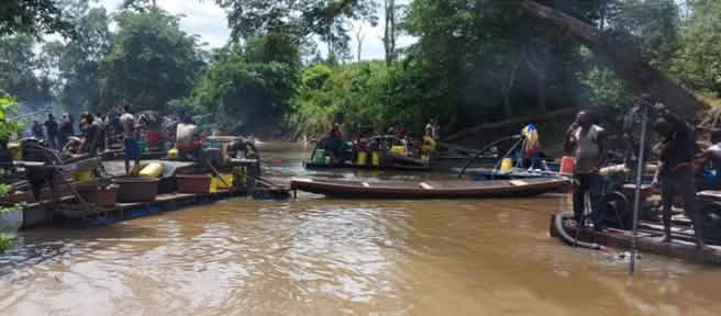Chercheurs d’or illégaux sur une rivière en Côte d’Ivoire