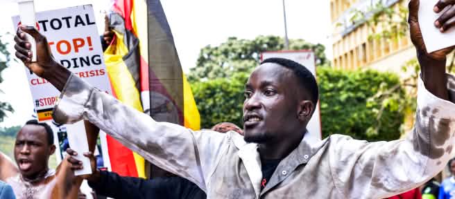 Un étudiant de Kampala manifeste contre le projet d’oléoduc EACOP