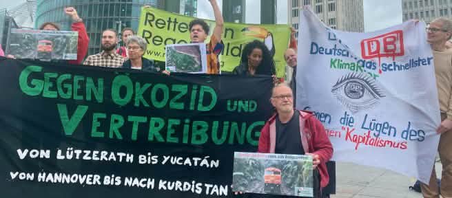 Un groupe manifeste au centre de Berlin devant l’immeuble de la Deutsche Bahn