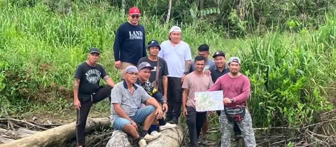 Des indigènes Sungai Seruas montrent une carte qu’ils ont réalisée avec SADIA