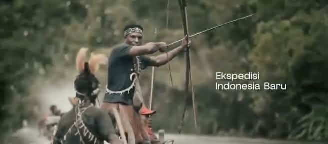 Des Papous dans un bateau avec un arc et des flèches