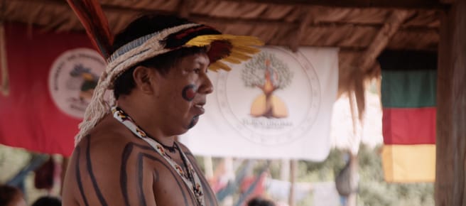 Le leader autochtone Ithau Ka’apor, de profil, s’exprimant lors d’une réunion