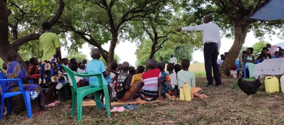 Un collaborateur de l’organisation TASHA informe sur les dangers de l’exploitation pétrolière dans un village (© TASHA) Un collaborateur de l’organisation TASHA informe sur les dangers de l’exploitation pétrolière dans un village